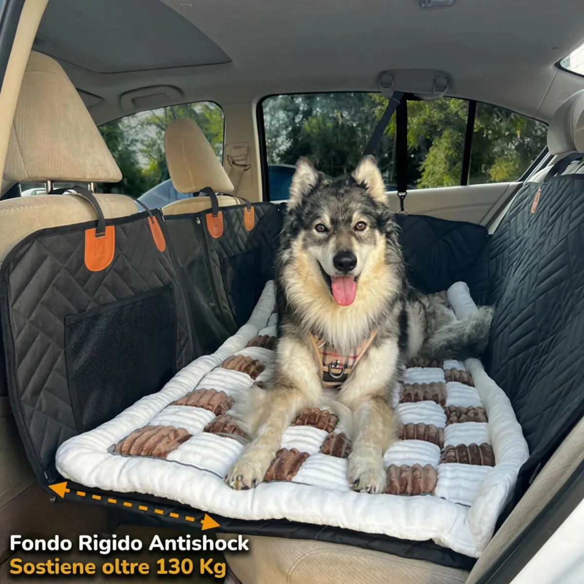 Cane grande sdraiato su coprisedile auto a fondo rigido con cuccia morbida integrata