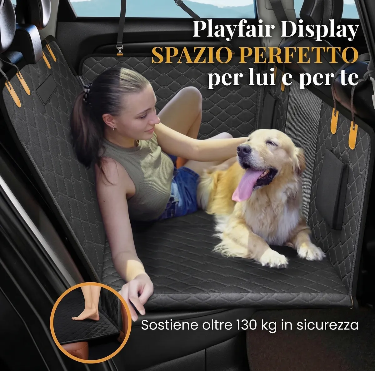 Cane comodo e rilassato sul coprisedile auto a fondo rigido durante il viaggio